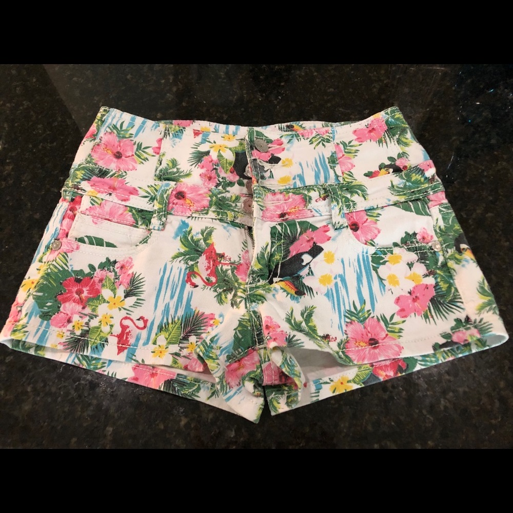🌸 Almost Famous high waisted shorts. 🌸